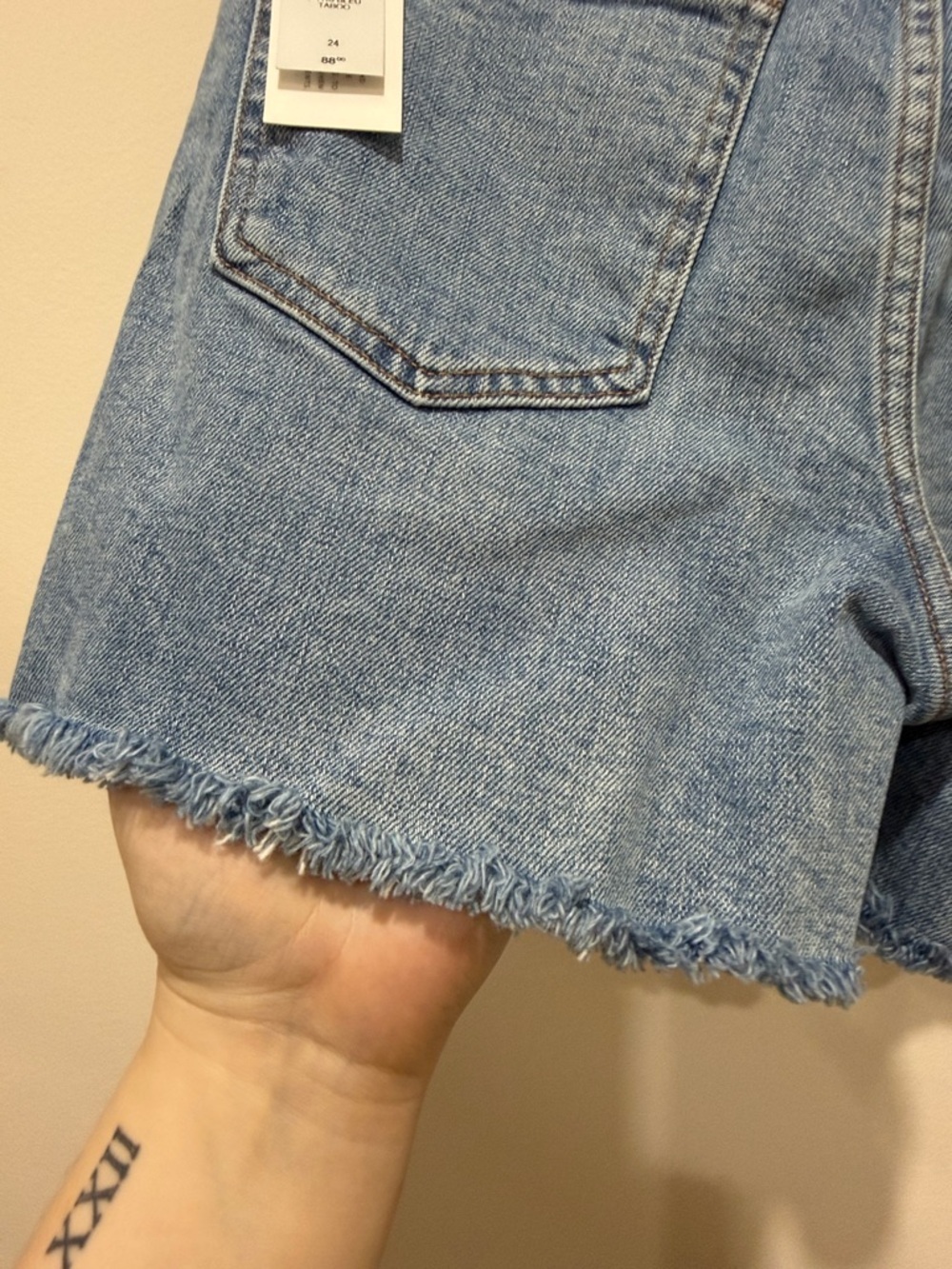 🆕 NWT Denim Forum The '50s Arlo Hi-Rise Denim Short Frayed in 7 Yrs Bleu Taboo - Picture 8 of 11